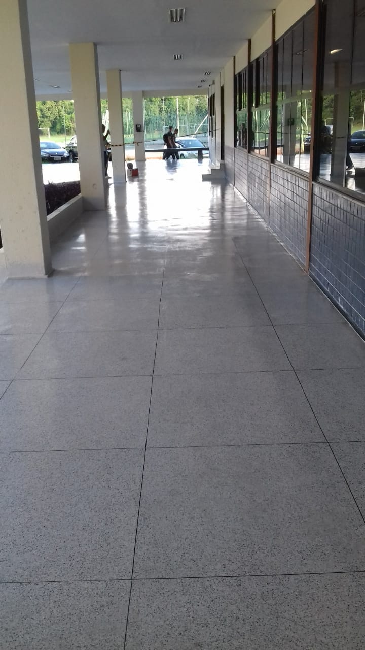 Corredor comercial com piso de granitina aplicado