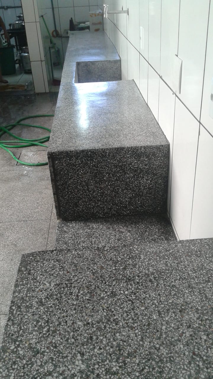 Bancada de granitina com aplicação profissional