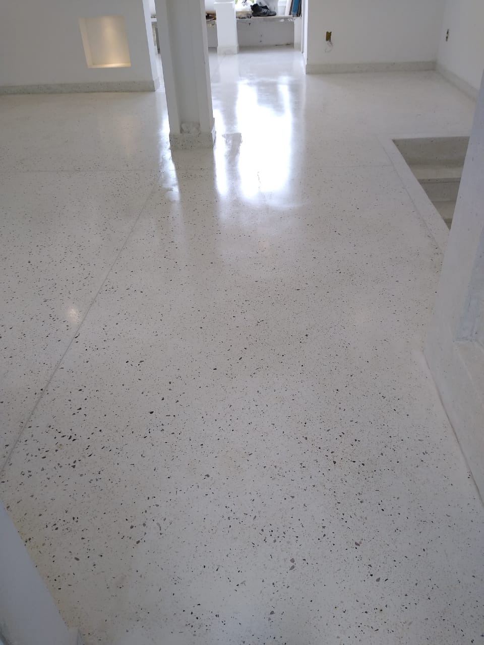 Piso de granitina branca com acabamento liso